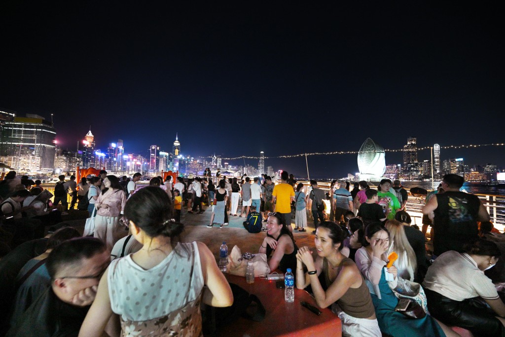 維港兩岸市民旅客聚集觀賞。蘇正謙攝