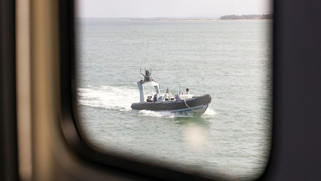 英國海軍測試從遠距離控制一艘無人艇。 路透社