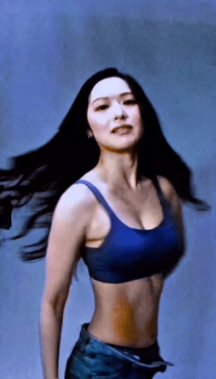 馮盈盈長髮飄逸盡顯野性美，舉手投足散發健康性感。