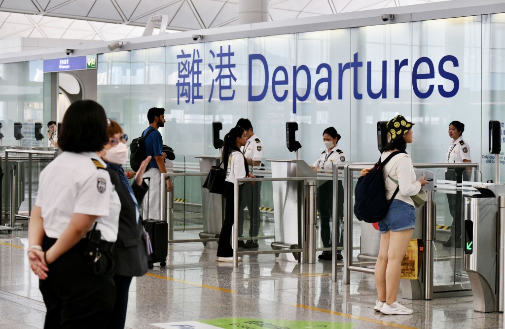 航空燃油價格進一步回落，本地主要航空公司剛宣布下調客運燃油附加費及再度下調貨運燃油附加費。
