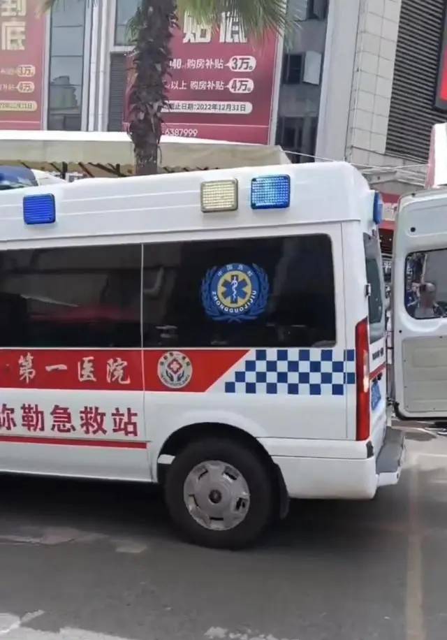 消护车将伤者送往医院急救。
