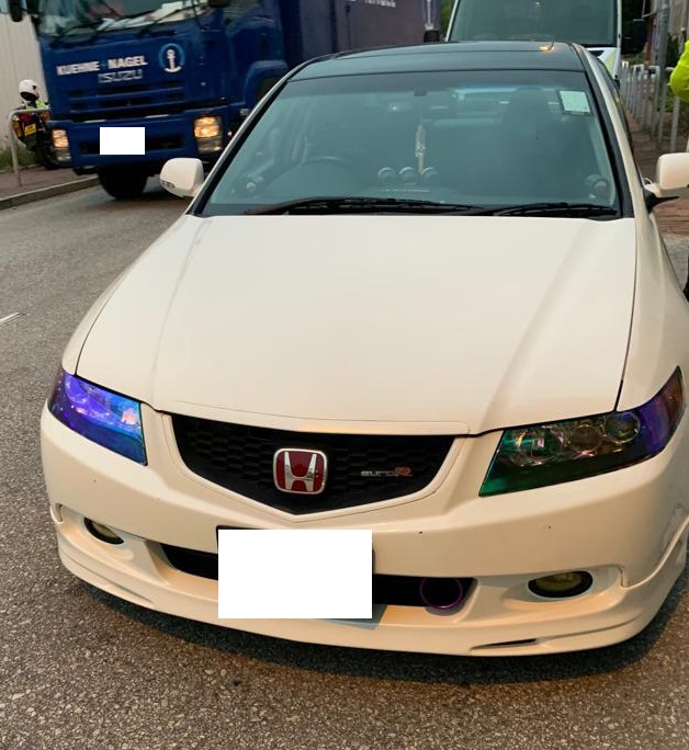 警方於行動期間，拖走並扣查4輛懷疑非法改裝私家車。警方提供