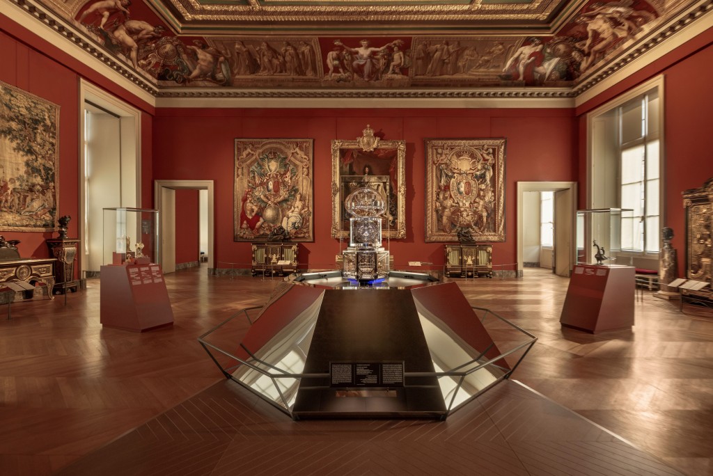 全新機械座鐘La Quête du Temps展出的同時,參觀者亦可同場欣賞10件羅浮宮珍藏的傳奇傑作,當中包括座鐘及機械人偶。 全新機械座鐘La Quête du Temps展出的同時,參觀者亦可同場欣賞10件羅浮宮珍藏的傳奇傑作,當中包括座鐘及機械人偶。