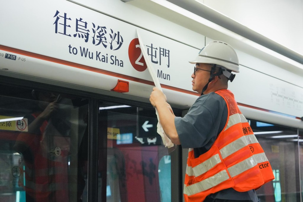 屯馬綫路軌改道工程 乘客途經紅磡站乘客需往對面月台轉車。港鐵圖片