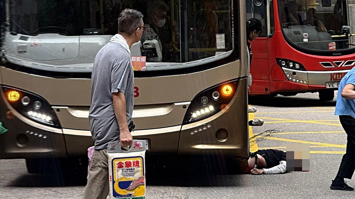 男子被巴士撞倒捲落車底。 網圖