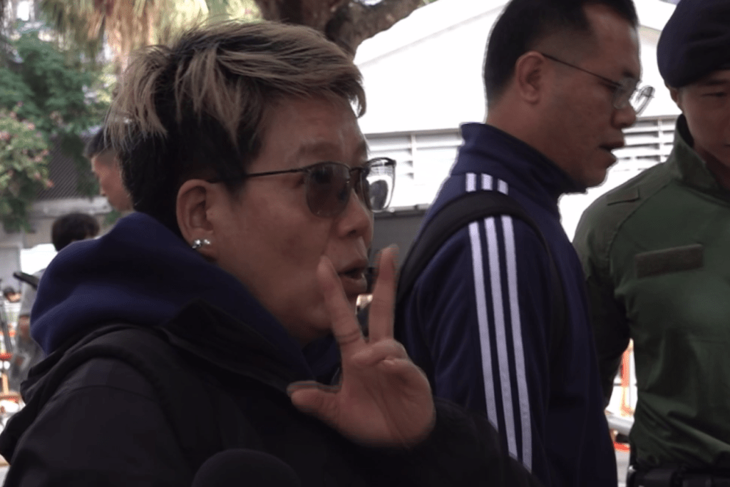 單女士與家人一同前來廣福社區中心辨認遺體。李健威攝