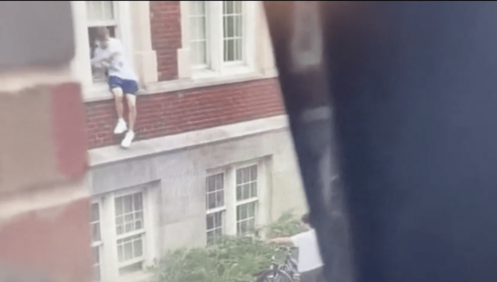 驚恐萬分的學生從一樓窗戶跳下以躲避槍擊。