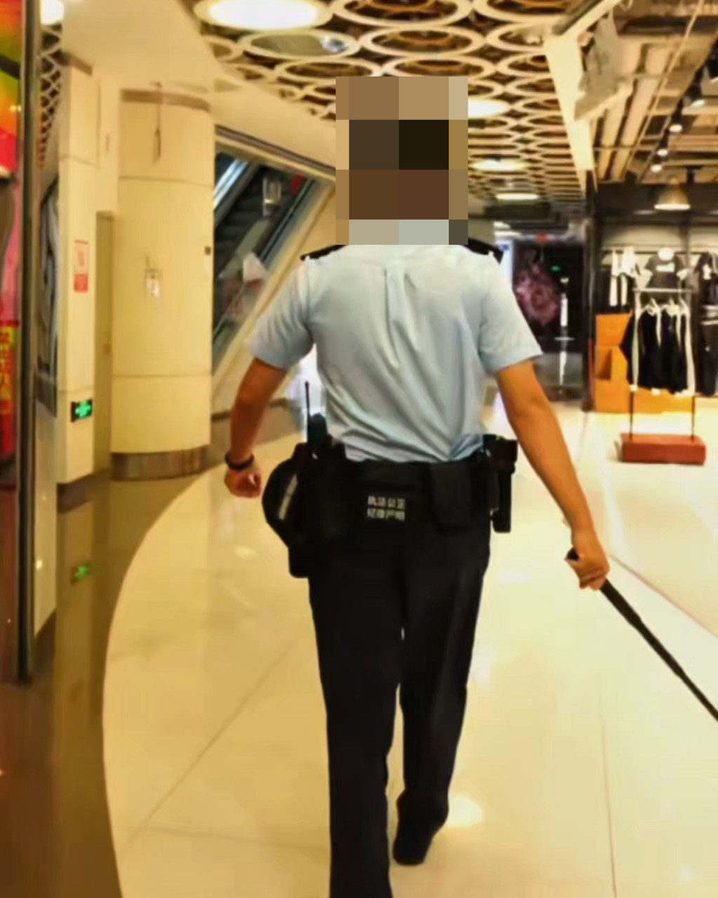 一名內地男子經常身穿香港警察制服自拍,之後放上小紅書。小紅書圖片 一名內地男子經常身穿香港警察制服自拍,之後放上小紅書。小紅書圖片