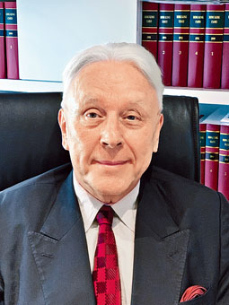 前刑事检控专员江乐士。