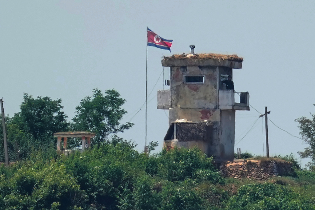 北韓軍人越過軍分界線南下投誠,朝軍無異常動靜。美聯社