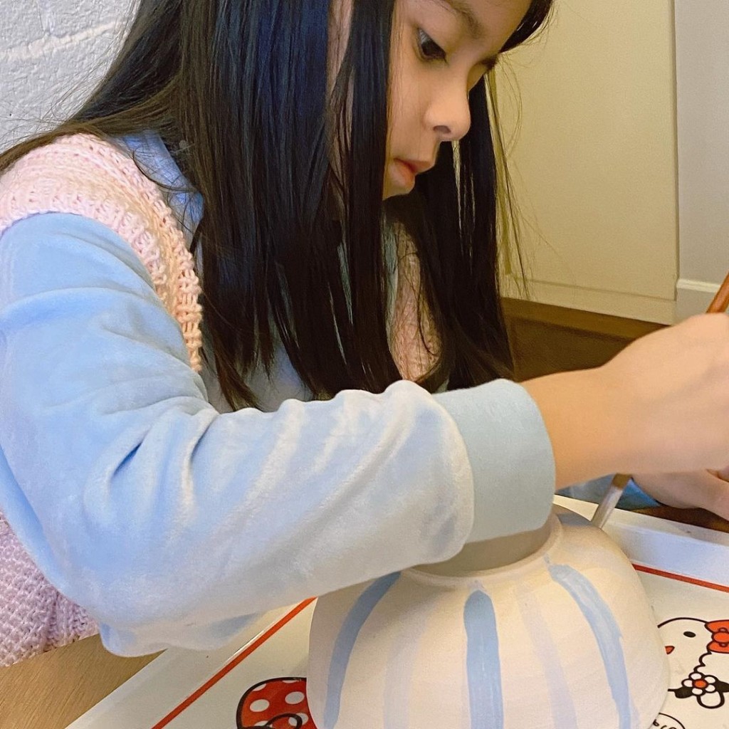 女儿Sofia受到妈妈感染，表示有兴趣绘画陶瓷。