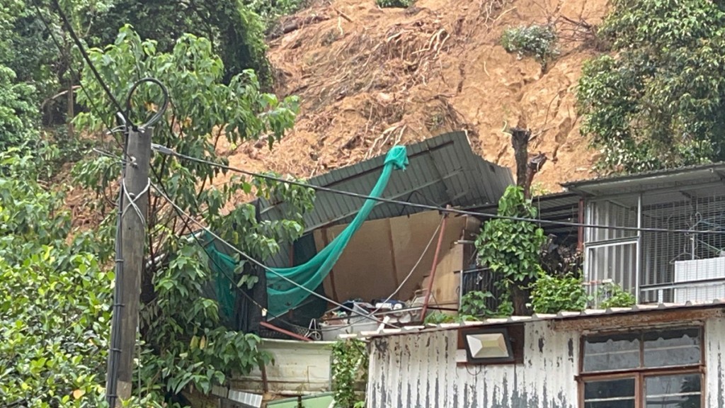 大圍白田村山坡旁的鐵皮屋被山泥壓毀。