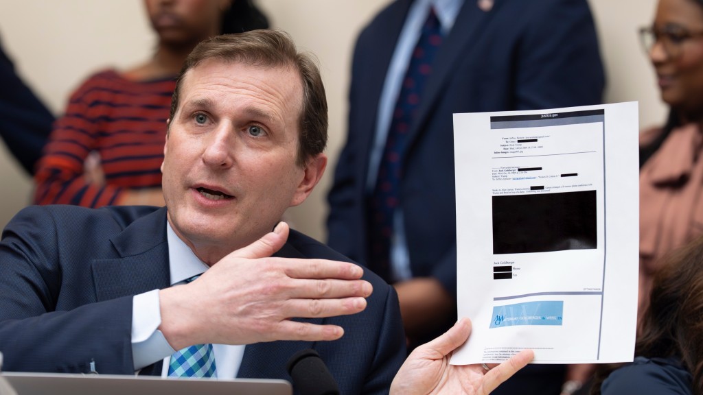 議員就特朗普與愛潑斯坦的往來質問司法部長邦迪。 美聯社