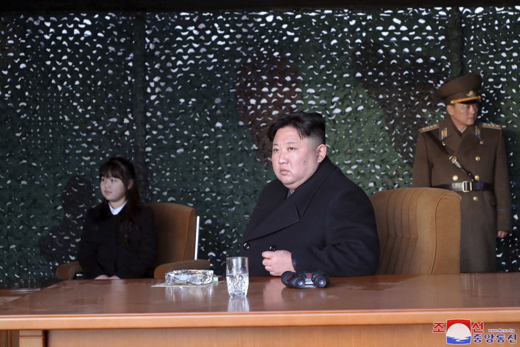 北韩领导人金正恩和他的女儿金主爱在北韩的一个秘密地点视察据称是炮兵演习。AP/朝中社