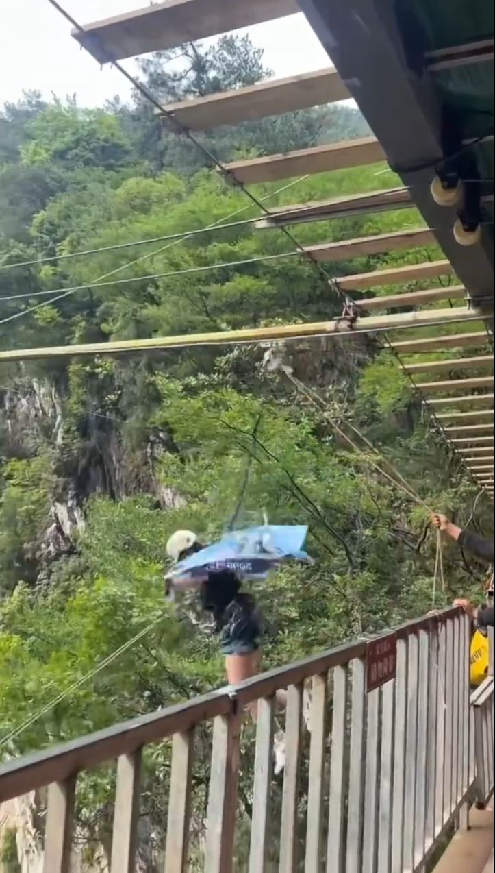 少女虽然察觉安全绳未绑好仍未能阻止悲剧发生。微博