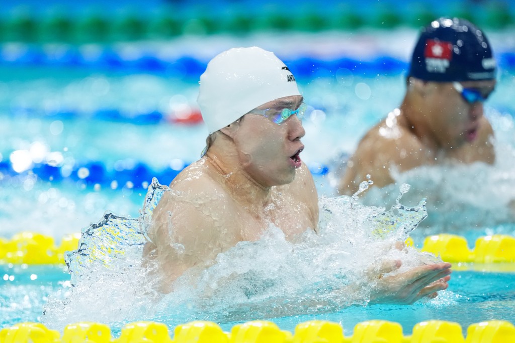 覃海洋(前)與麥世霆(後)於男子50米蛙泳預賽同組。全運官方圖片 覃海洋(前)與麥世霆(後)於男子50米蛙泳預賽同組。全運官方圖片