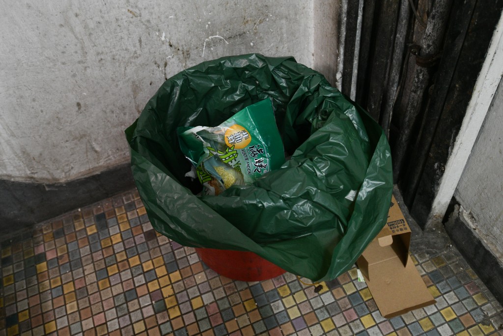有人直接在單位門外樓梯的垃圾桶上，套上指定垃圾袋。盧江球攝