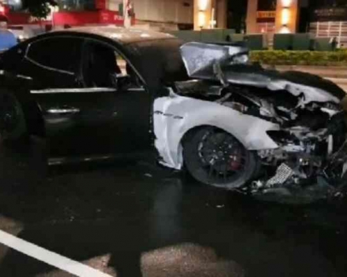 跑車車嚴重焚毀。