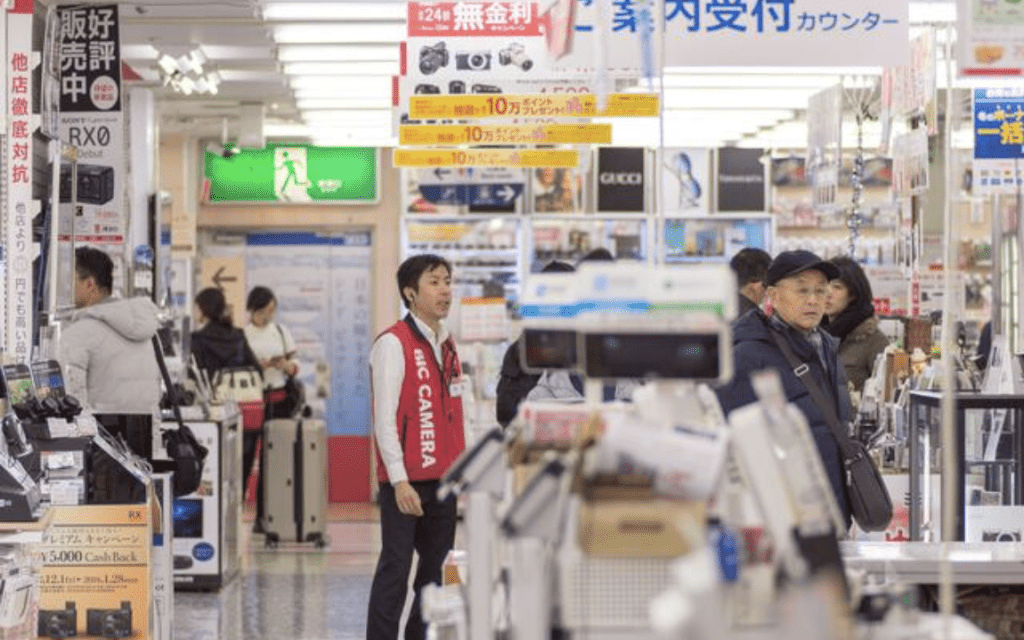 為提高國庫收入,執政自民黨政府正考慮讓外國訪客承擔更多稅收的方案,其中包括廢除外國人在日本購物的免消費稅優惠。Alamy 為提高國庫收入,執政自民黨政府正考慮讓外國訪客承擔更多稅收的方案,其中包括廢除外國人在日本購物的免消費稅優惠。Alamy