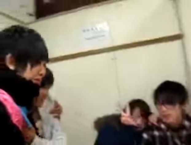 在女更衣室內,疑似 Manson少年,與一男一女友人對話夾雜粗口及3級對白。