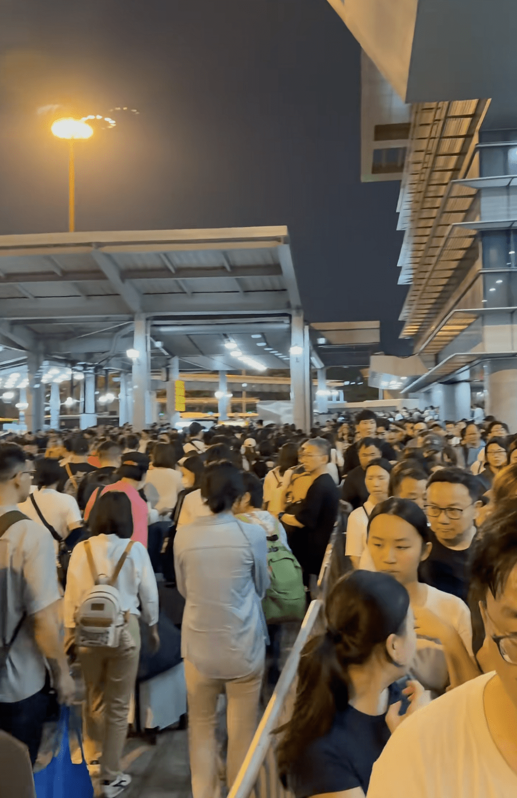 復活節長假期周二結束，周一晚上深圳灣口岸出現人龍過關返港。小紅書 @YUKI影片截圖