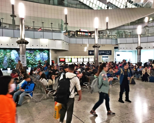 高鐵西九龍站人頭湧湧。資料圖片