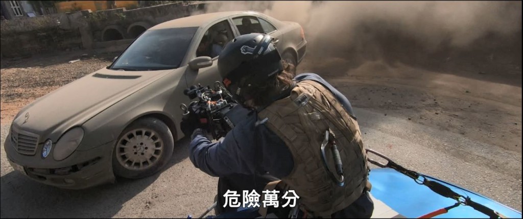 導演好賣命,綁自己喺車頭拍攝飛車場面。
