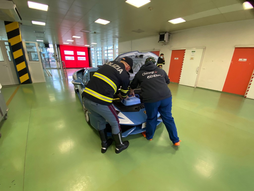 意大利警方用林宝坚尼运送移植器官。Polizia di Stato FB图