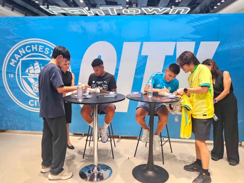 曼城球星及名宿現身與球迷互動，設有曼城比賽日球迷專區、經典獎盃展示。