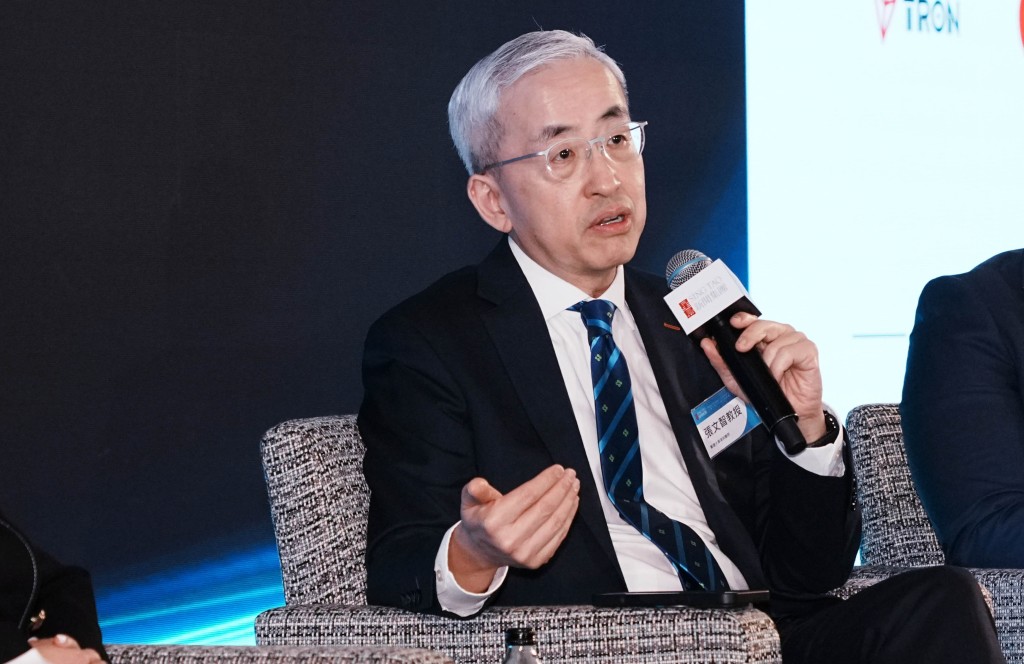 香港大學深圳醫院院長張文智分享現時該院有21%的門診量來自香港市民；住院量則佔16%，可見港人北上需求龐大。