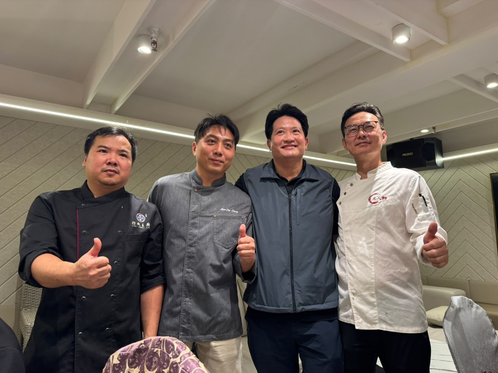陳博智(右二)與星級港廚合照。 陳博智(右二)與星級港廚合照。