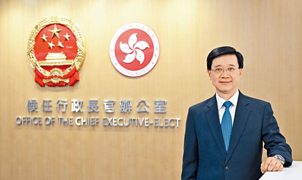 第六任行政長官當選人李家超，抵達入境事務大樓候任行政長官辦公室展開工作。