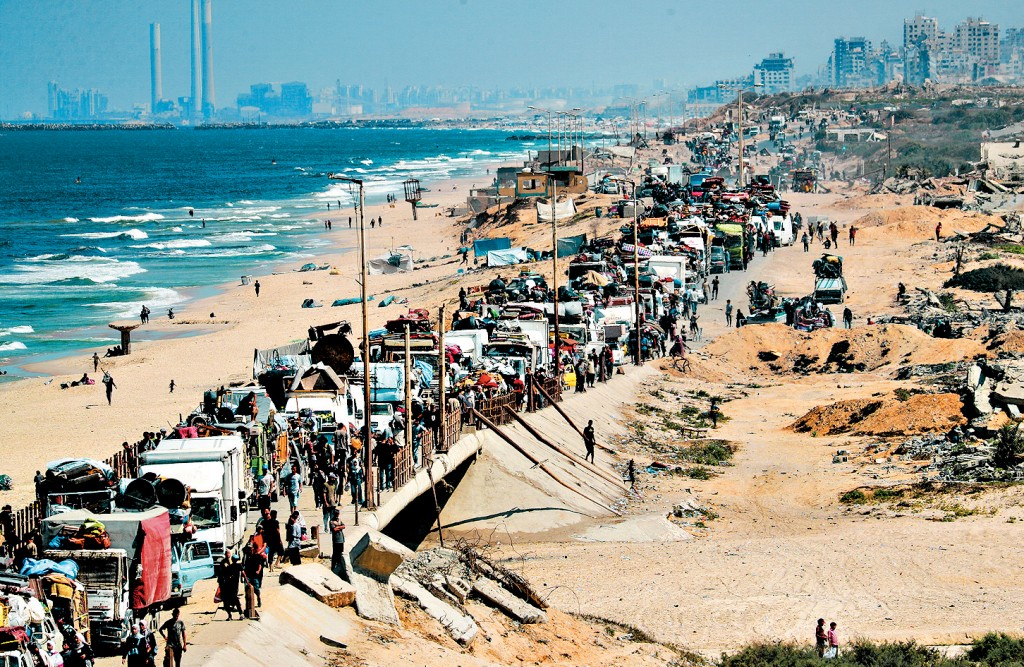 大批巴人昨日逃離加沙北部地區。