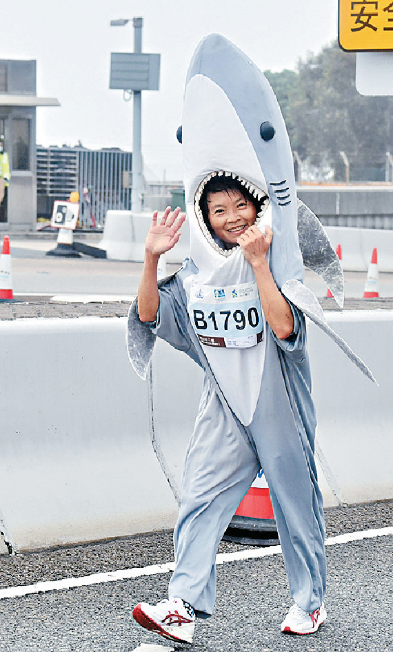 ■大白鯊跑手搶眼。