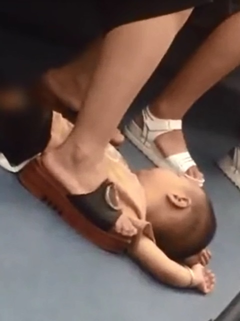 男童睡在地上。網圖