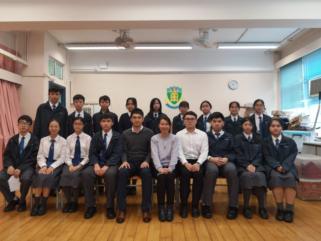 通過生涯規劃小組的同儕影響力，可鼓勵全校學生敢於尋夢。前排左五至左七為呂志凌、丘婷婷及陳嘉航。