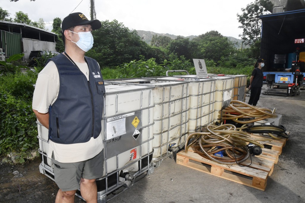 海關與消防處於屯門麥園圍搗破一個非法加油站,發現大批入油工具。 海關與消防處於屯門麥園圍搗破一個非法加油站,發現大批入油工具。