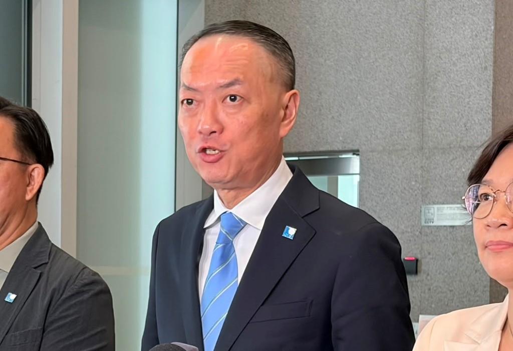 吳永嘉表示,該黨以《香港五年規劃 經濟民生騰飛》為主題,提出九大範疇合共約130項建議。 吳永嘉表示,該黨以《香港五年規劃 經濟民生騰飛》為主題,提出九大範疇合共約130項建議。