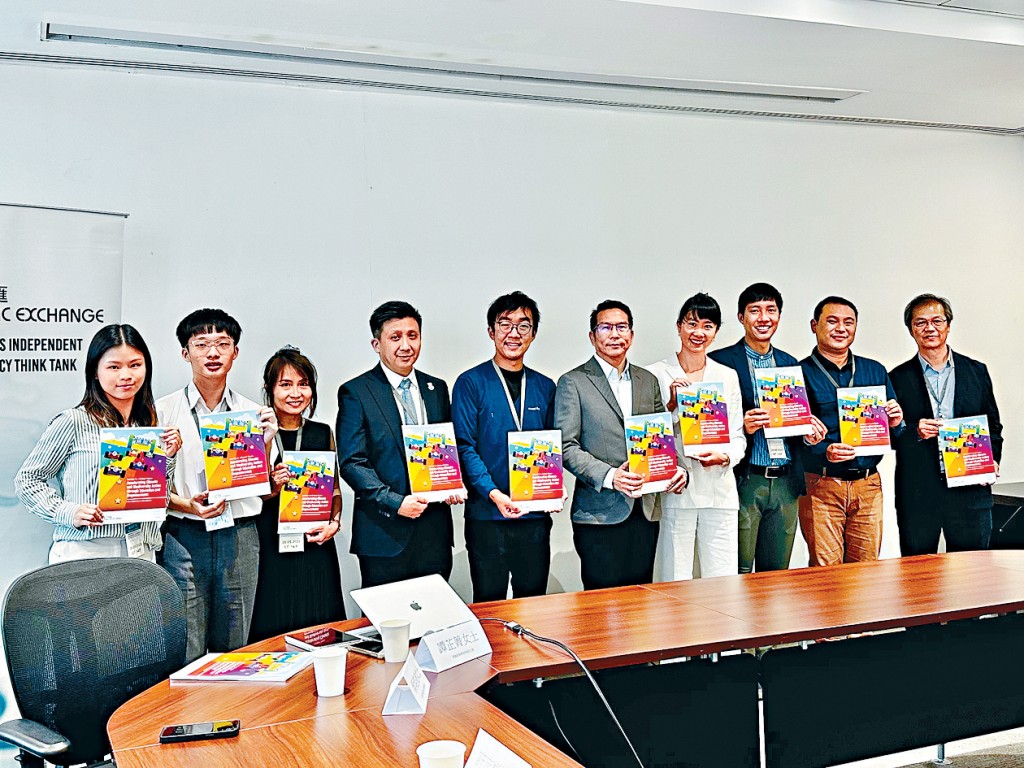譚芷菁（右四）表示，分析全港482間公開其學校發展計劃的中學後發現，僅27%提及與可持續發展、氣候及生物多樣性相關的詞彙。