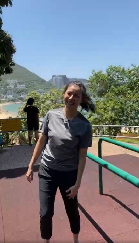 Yoyo 即緊張地用身體遮鏡頭，免得伊健入鏡。