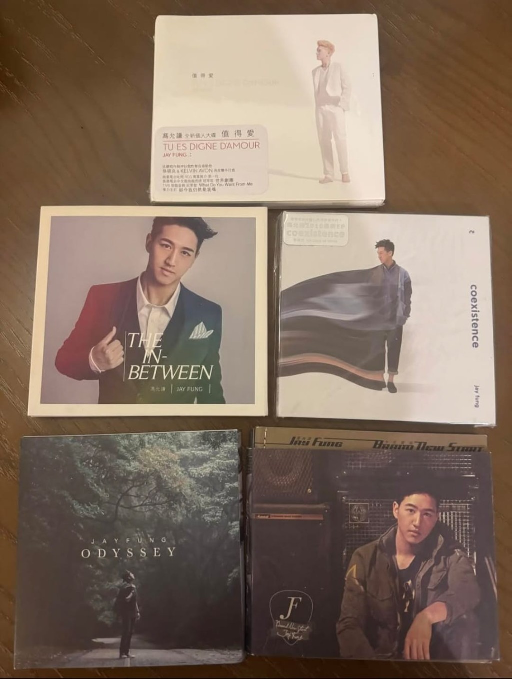 Jay託公司同事轉交幾張珍藏唱片給對方。 Jay託公司同事轉交幾張珍藏唱片給對方。