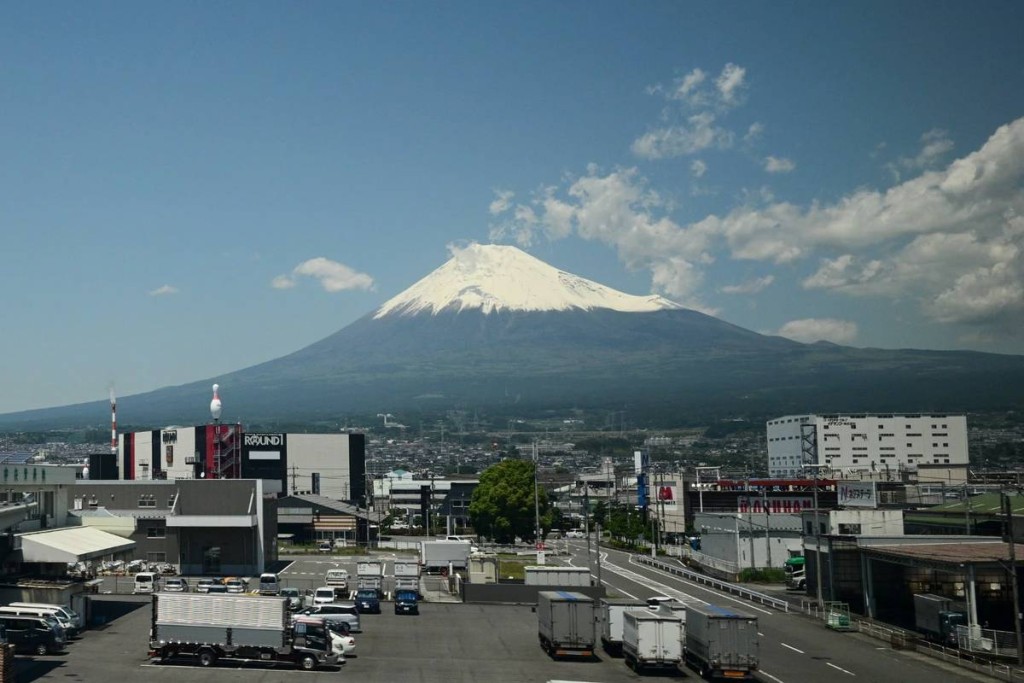 富士山封山期不鼓勵民眾挑戰。法新社 富士山封山期不鼓勵民眾挑戰。法新社