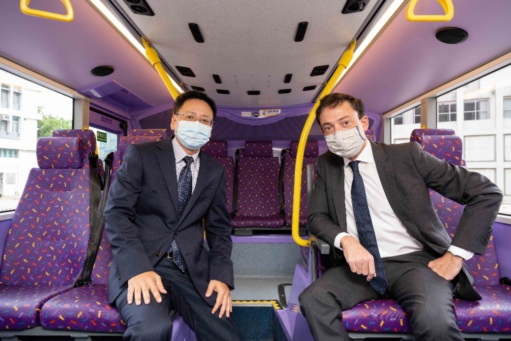 新巴及城巴董事總經理鍾澤文先生(左)及善水資本管理合伙人馬良先生-(Nicolas de Mascarel) 。