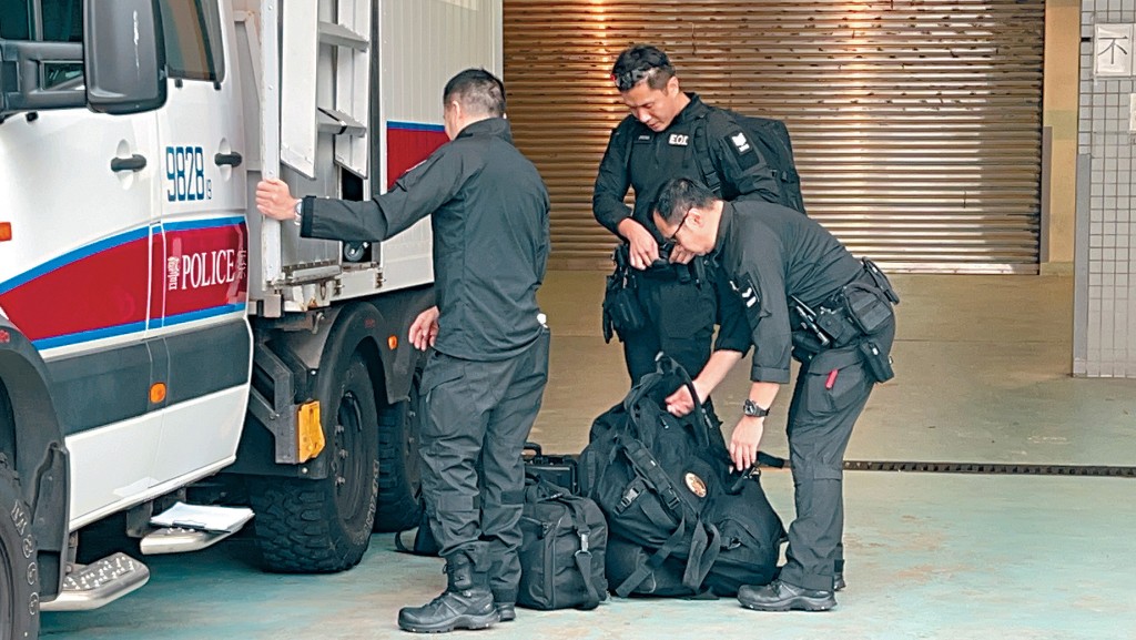爆炸品處理課人員到場檢查及處理從疑犯出身上檢獲的可疑溶液及粉末。