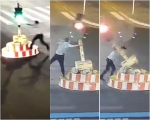 開車男等2分鐘轉燈都嫌太耐下車衝過去扯跌紅綠燈。網圖