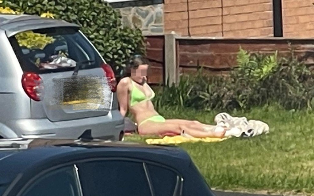 林子博日前於IG上載兩張三點式女郎坐在路旁曬太陽的照片。