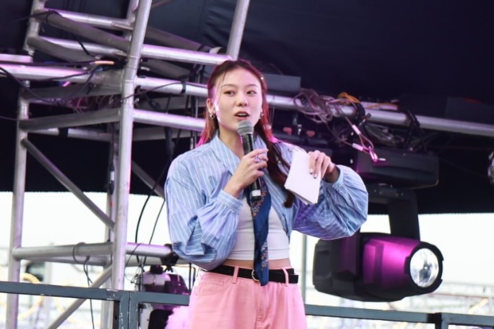 袁絲珩手持麥克風與講稿擔任大會司儀,台風淡定大方。 袁絲珩手持麥克風與講稿擔任大會司儀,台風淡定大方。