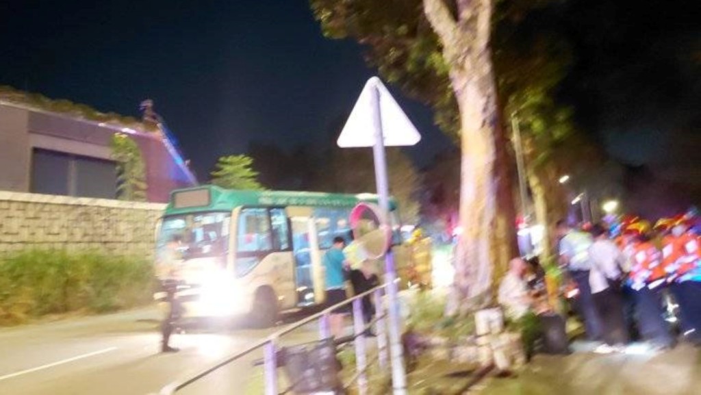 大批警方消防趕至救援。FB：大埔 Tai Po