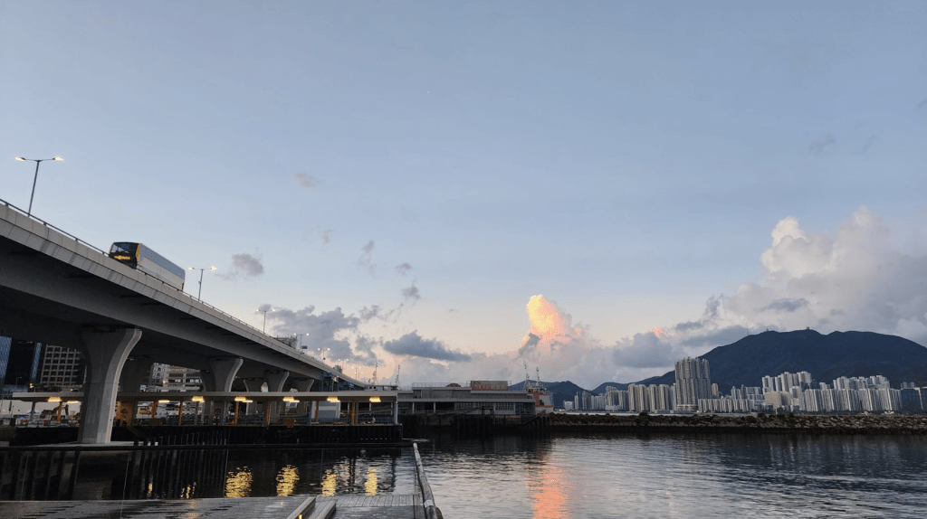 天文台在 早上6時30分發出特別天氣提示，指一個雷雨區會在未來一兩小時影響本港，籲市民留意天氣變化。黎志偉攝