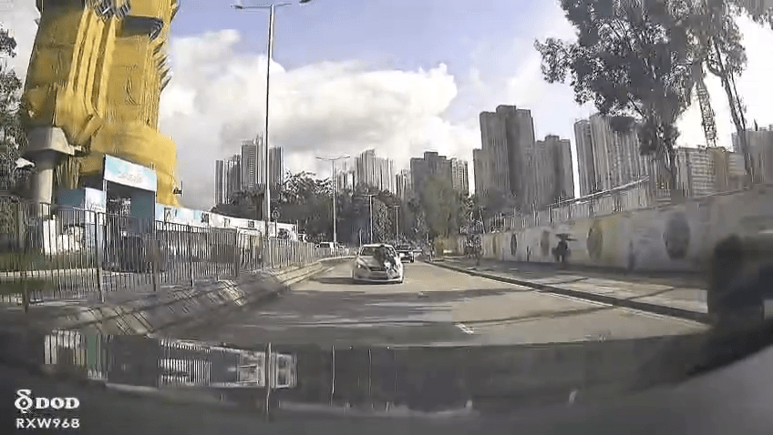私家車不時加速再急煞。 私家車不時加速再急煞。